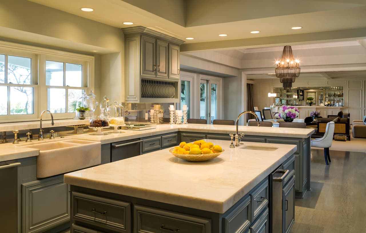 La cocina gourmet tiene una isla, espacio para desayunador y múltiples anaqueles.