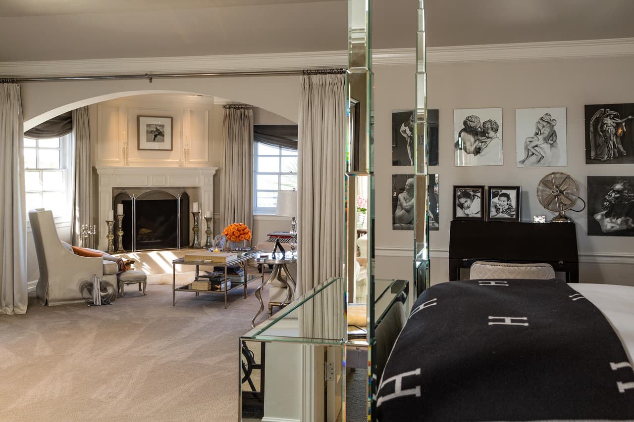 ¡He aquí su habitación! Nota los retratos de Max y Emme colgados.