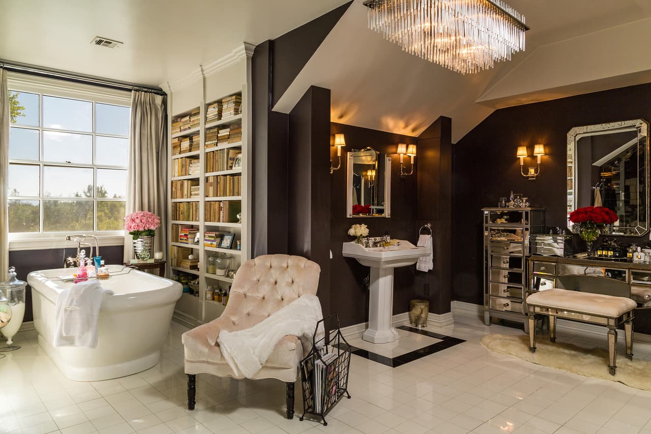 El gigantesco baño viene incluido con libreros, tinas de hidromasaje y también un amplio vestidor.