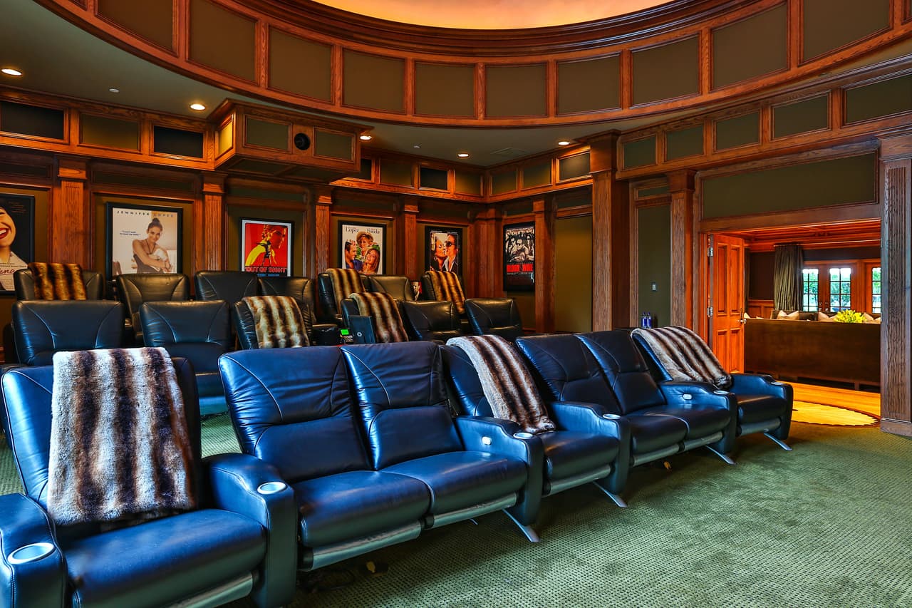 J.Lo tambié hizo un mini-cine de 20 lugares, decorado con pósters de sus películas.