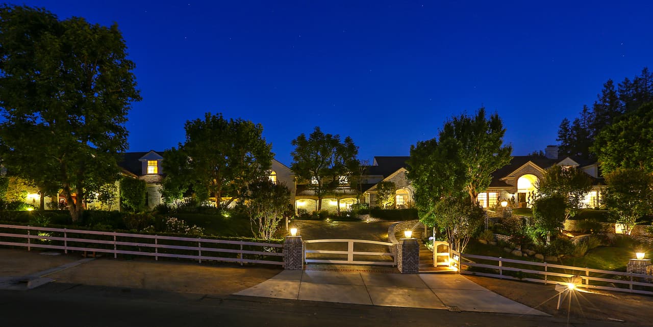 La propiedad de más de 17 mil pies cuadrados está ubicada en Hidden Hills, California.