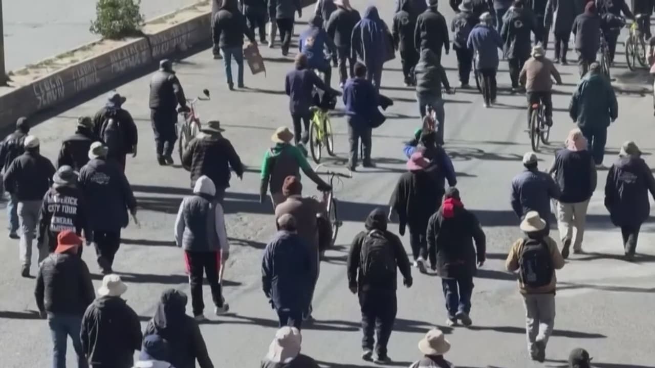 Bolivia dicta estado de excepción y la policía libera carreteras tras 50 días de bloqueos