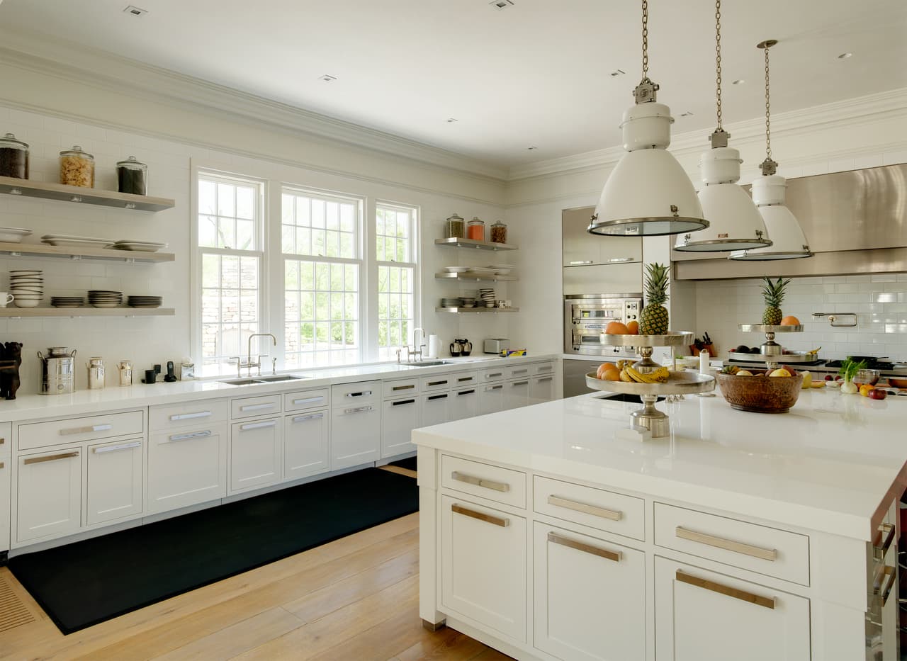 La cocina tiene una amplia isla con mesa de mármol de gran amplitud y comodidad.