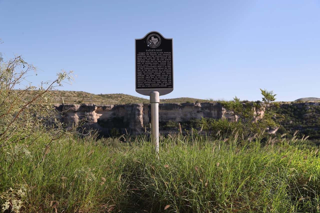 <b>Langtry, Texas.</b> El curso del río continua su dirección sureste, sin barreras. La fotografía fue tomada cerca de Langtry, Texas, un antiguo pueblo de la frontera entre los dos países.
