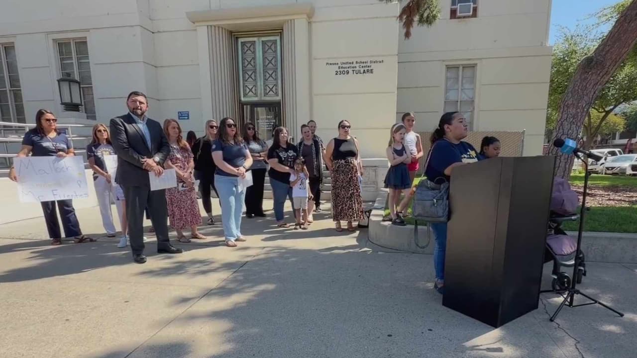 Padres y maestros del Distrito Escolar Unificado de Fresno protestan en contra del cambio de dirección en distintas escuelas
