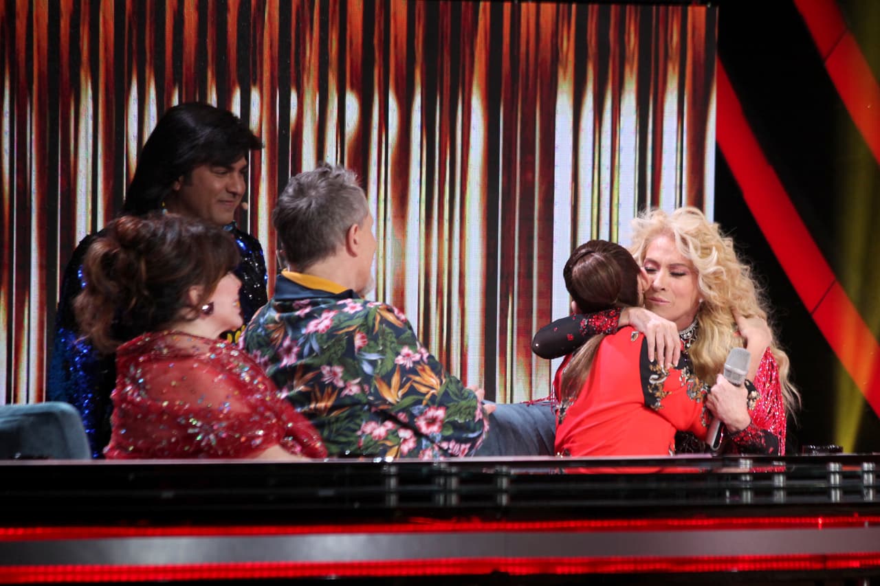 El séptimo episodio del show empezó con un número musical de Yuri. Al terminar, la jarocha se dirigió a la mesa de jueces, donde abrazó a Karol en cuanto la vio y le confesó algo al oído. “Yo le dije: 'Ya te sueño, mana. Ya te sueño, porque todos los días vemos la serie ('Soy Luna'). Porque me siento con Camila a verla”.