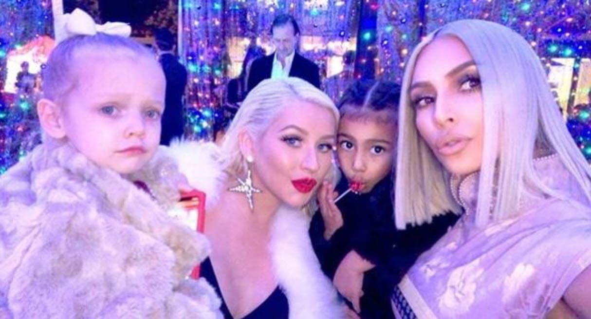 Por ejemplo, en el año 2017, Christina Aguilera y su hija, Summer Rain, 
<b><a href="https://www.univision.com/entretenimiento/christina-aguilera-y-su-hija-invitadas-de-honor-a-la-fiesta-navidena-de-kim-kardashian" target="_blank">fueron invitadas de honor. </a></b>
<br>