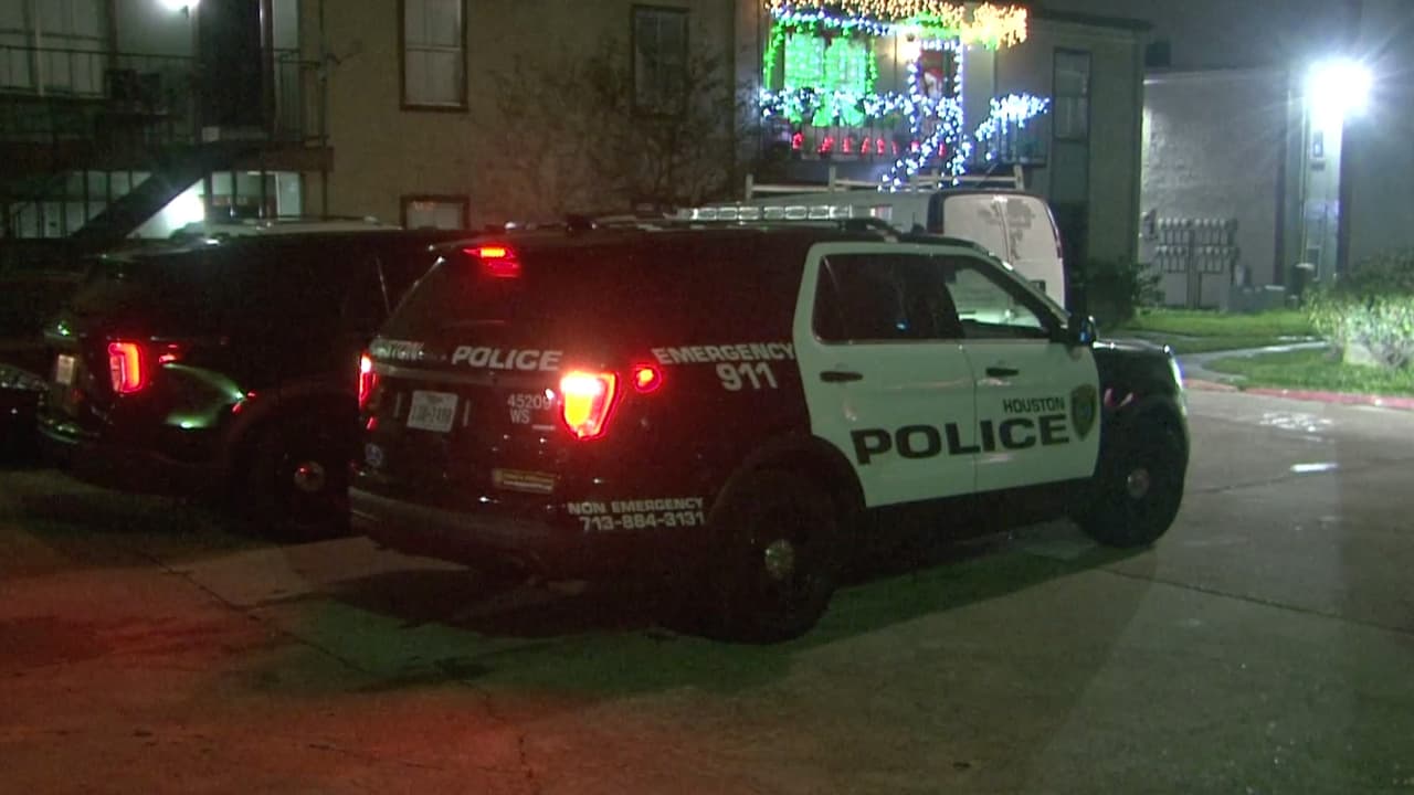 La 
<a href="https://www.univision.com/local/houston-kxln/las-consecuencias-que-pueden-enfrentar-los-responsables-de-supuestas-amenazas-a-escuelas-en-redes-sociales-video">Policía de Houston</a> investiga las causas del incidente y las identidades de los sospechosos.