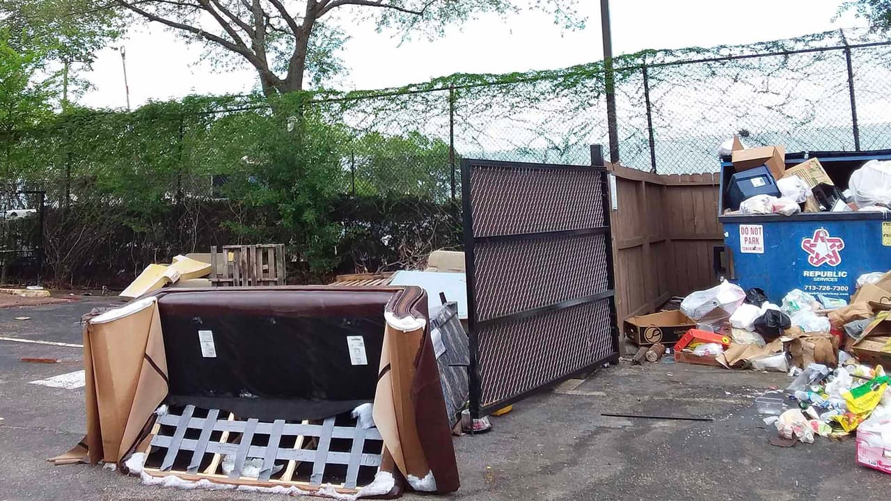 El Departamento de Vecindarios de Houston es responsable de la aplicar el reglamento en propiedades residenciales unifamiliares incluidos dúplex y condominios.