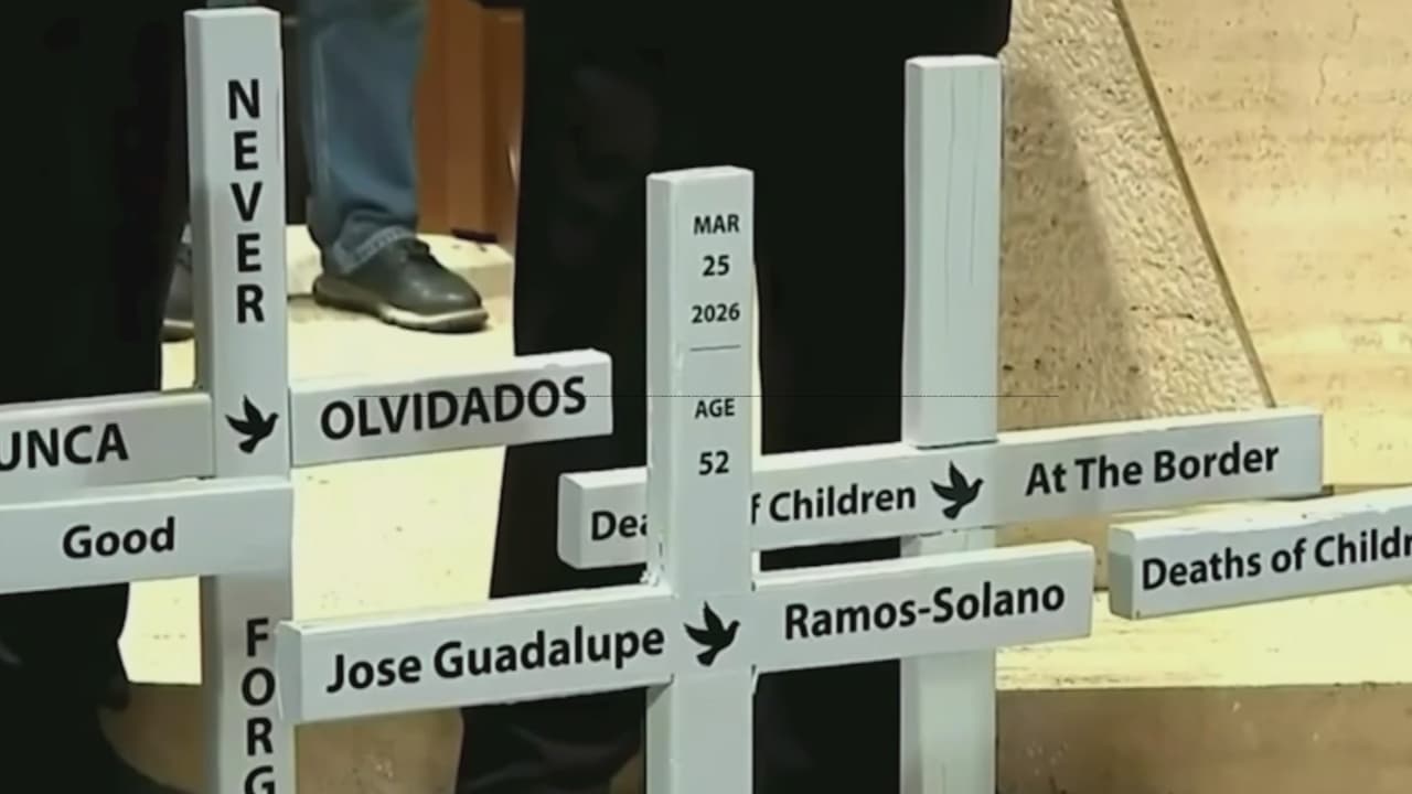 Memorial móvil de cruces de madera honra a inmigrantes fallecidos bajo custodia de ICE en Chicago