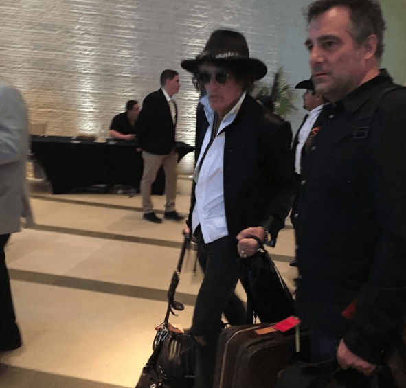Joe Perry saliendo del hotel, rumbo a la acción.