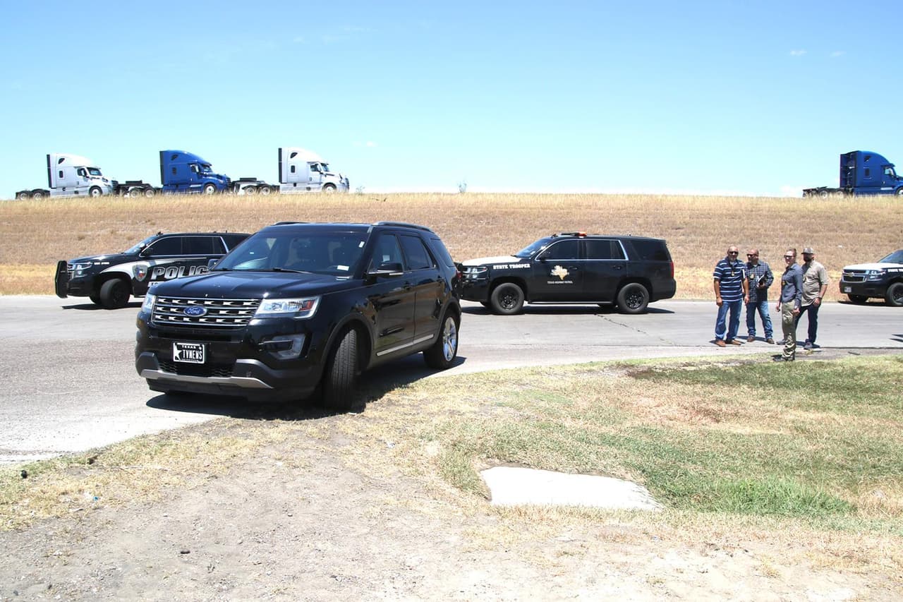 Los hechos ocurrieron en la Interestatal 35 en Encinal, Texas.
<br>
<br>Este mismo jueves, la Patrulla Fronteriza en Eagle Pass
<a href="https://www.univision.com/local/san-antonio-kwex/migrantes-ocultos-caja-trailer-eagle-pass">halló a 10 inmigrantes dentro de la caja de un camión de carga.</a>