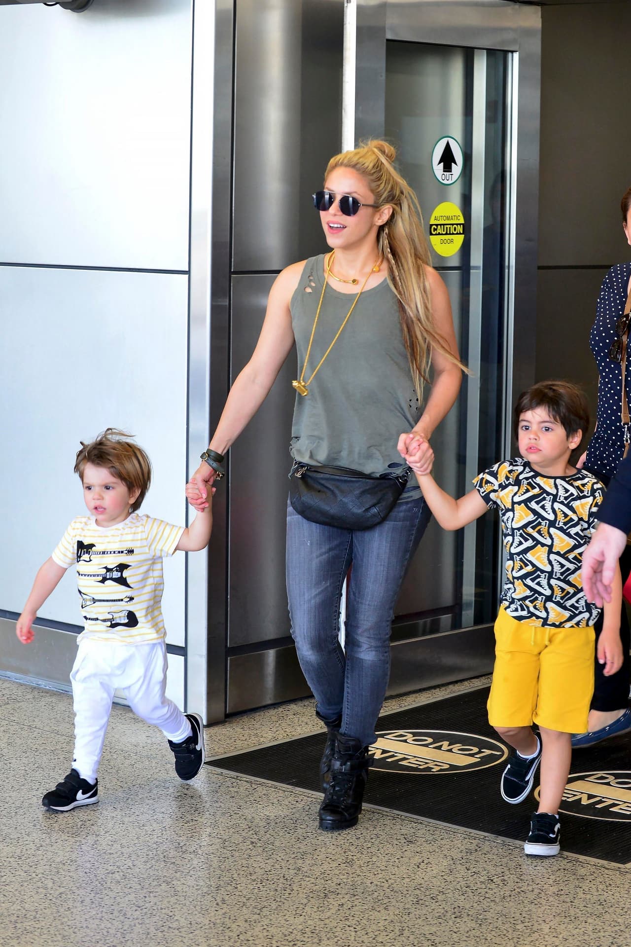 Shakira llegó este lunes 12 de junio a la Miami, Florida, en compañía de sus hijos, Sasha y Milan.