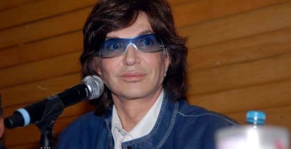 Su apariencia, comentó el artista, se debía al uso de maquillaje y no al bisturí.