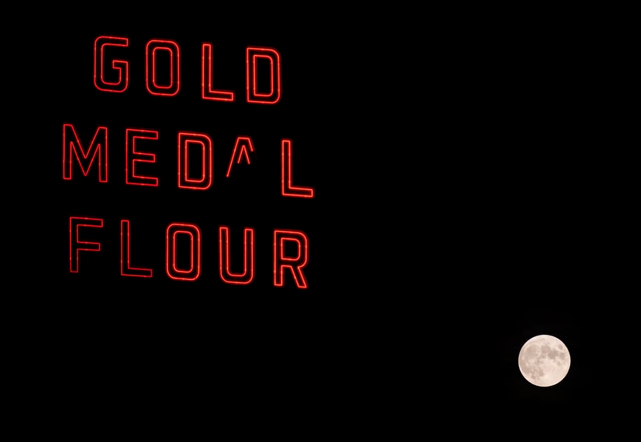 Las superlunas, en general, parecen un 17% más grandes y un 30% más brillantes que cuando la luna está en su punto más alejado de la Tierra, según la NASA. Esta imagen fue captada en Minneapolis.