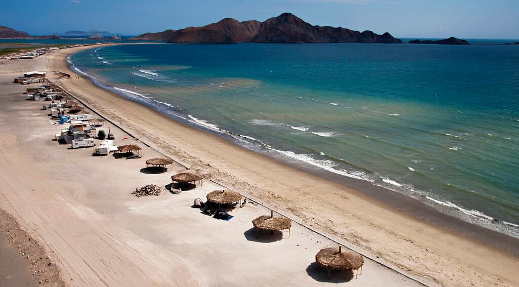<h3 class="cms-H3-H3"><b>8.- Playa Campo Rubens</b></h3>
<br> 
<b>Estado:</b> Baja California
<br> 
<b>NMP (Número Más Probable) de enterococos por cada 100 ml:</b> 98
<br> 
<br>De acuerdo con los lineamientos de seguridad de la Organización Mundial de la Salud (OMS), el agua debe tener 200 o menos enterococos por cada 100 mililitros de agua. Pero por lo regular, las playas libres de riesgo presentan máximo 30.