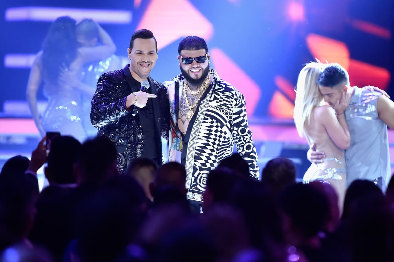 <b>2 de mayo</b>: se desata polémica por las letras que canta
<b>Farruko</b> en la canción ‘Amarte duro’ junto a
<b>Victor Manuelle</b>. “Y te voy a dar bien duro como Chris le daba a Rihanna”, fueron las letras de violencia de género que recibieron negativos comentarios.
<br>