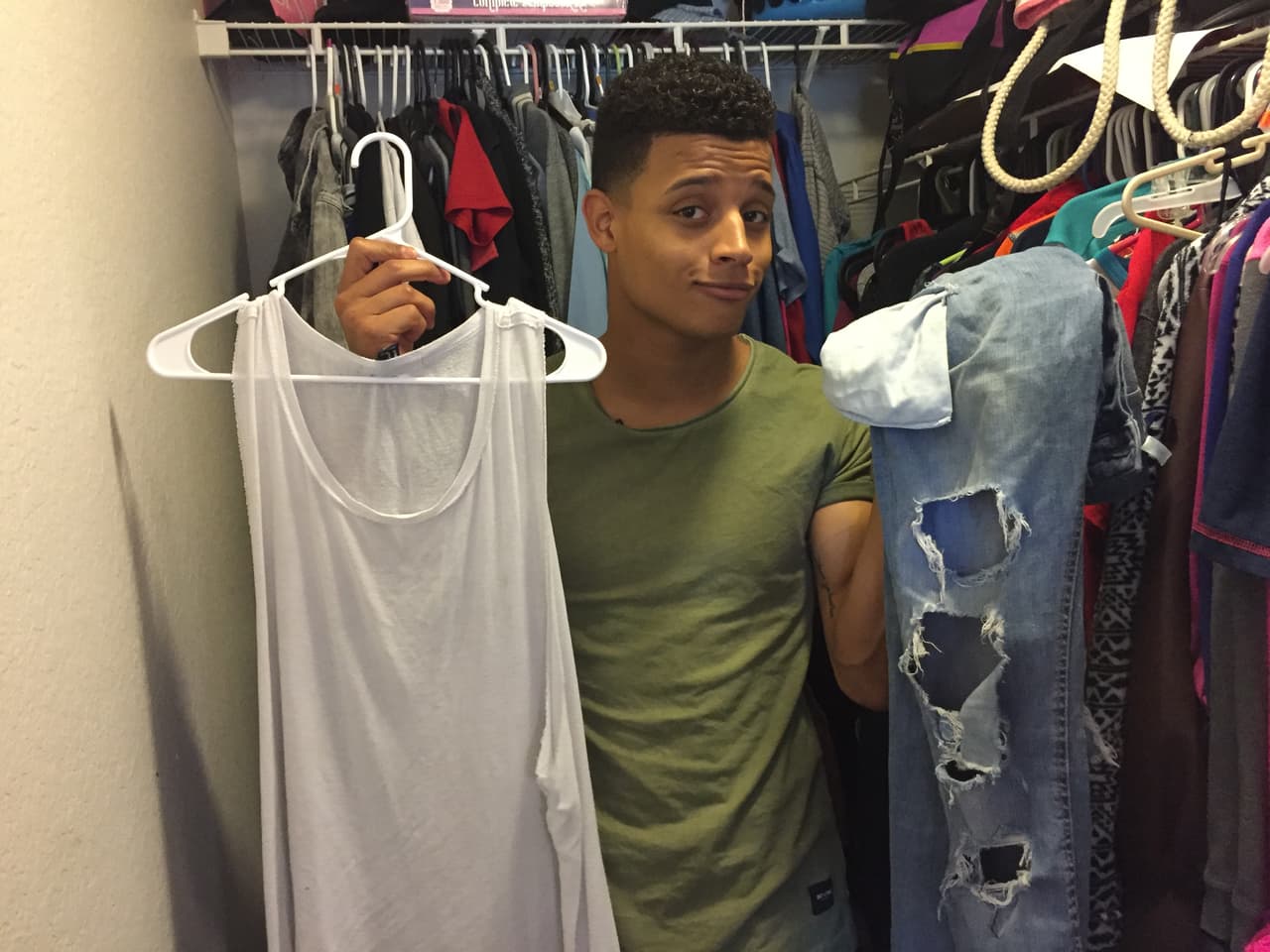 Los jeans rasgados son un ícono del 
<a href="http://http://www.univision.com/shows/la-banda/el-urban-style-de-christian-castro-fotos"><i>estilo urbano</i> que caracteriza a Christian</a>.