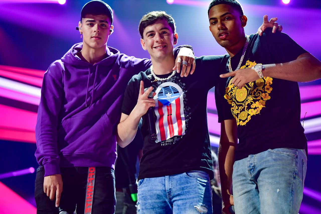 Los tres jóvenes puertorriqueños ensayaron un número musical con el que pretenden conquistar al público de Premios Juventud.