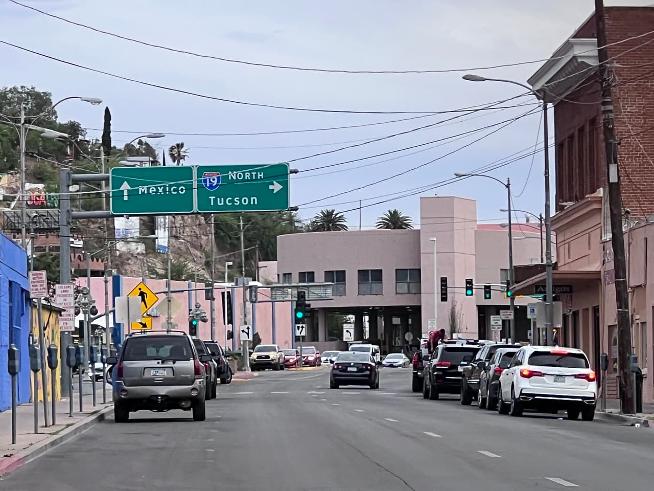 La ciudad fronteriza de Nogales es una localidad tranquila con bajo indice de criminalidad. Esta es la vía principal y la ruta para salir del país, a los lados se observan señales en las que advierten que no se pueden cruzar armas a México.