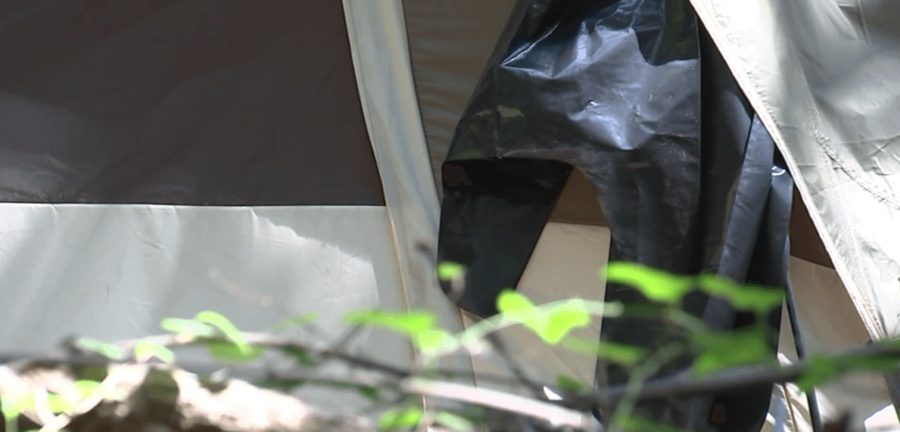 Joseph Anthony Beckham acusado por la policía de Raleigh de violación y dos cargos de delito sexual forzado. El asalto habría sido en una tienda de campaña en Raleigh.