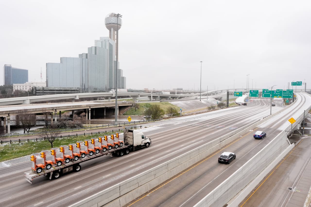 En el centro de Dallas, conductores salieron pese al pavimento con hielo y mojado, ya que durante el día tuvimos lluvia gélida, aguanieve y nieve. 
<br>Algunas recomendaciones si tienes que salir son: 
<br>
<ul>
 <li data-start="714" data-end="864"> Mantente informado sobre las condiciones de carretera a través de <b>DriveTexas</b> o llamando al 800-452-9292. </li>
 <li data-start="865" data-end="957"> Planifica el viaje y considera cancelar si el pronóstico indica hielo o lluvia congelante.</li>
</ul>