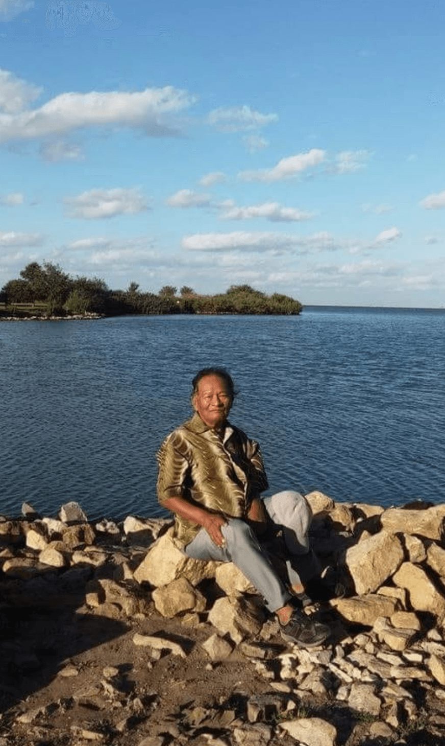 Sinfonario Castillo tenía más de 13 años viviendo con diálisis a causa d sus riñones. El luchó, pero desafortunadamente el coronavirus le quitó la vida. Castillo tenía 70 años cuando falleció el 9 de mayo de 2020 a pocas horas del Día de las Madres. Sobrevive a su esposa, Braulia Romero, su compañera de toda la vida.