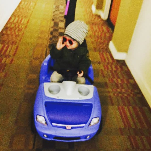 Y ya es fanático de los carritos.