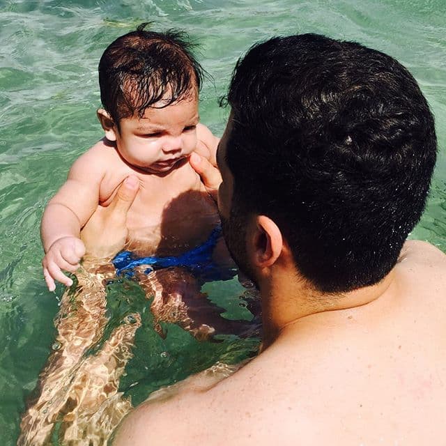 Aníbal le enseñó a estar en una alberca.