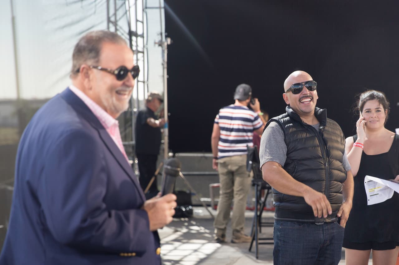 Raúl de Molina y Lupillo Rivera se echan unas risas tras bambalinas.