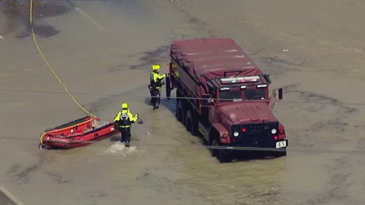 Se realizaron al menos 
<b><a href="https://www.univision.com/local/houston-kxln/fueron-rescatadas-tres-personas-jefe-de-bomberos-de-houston-hace-balance-de-la-inundacion-en-carretera-610-video">tres rescates</a></b> de personas atrapadas en vehículos.