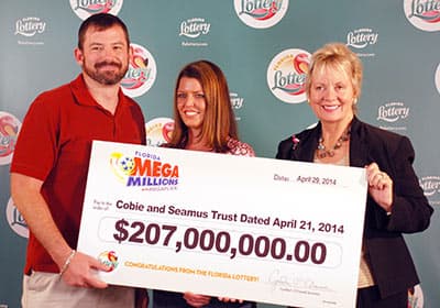 <h2 class="cms-H2-H2">7. $207 millones, en Merritt Island</h2>
<br>
<br>
<b>El 18 de marzo de 2014</b> un hombre y una mujer de Florida Central se presentaron para reclamar su mitad del premio mayor de Mega Millions de $414 millones. 
<b>Raymond Moyer y Robyn Collier, ambos de 35 años, </b>reclamaron su premio de $207 millones. El boleto ganador de Quick Pick se compró en una tienda de comestibles Publix en Merritt Island. "Pause la televisión y corrí a buscar el boleto para verificar los números", dijo Collier. "Y cuando me di cuenta de que todos coincidían, 
<b>salté del sofá emocionado y le dije a Raymond que habíamos ganado". Los números ganadores fueron 11-19-24-33-51 </b>y megabola de oro 
<b>07.</b>
<br>