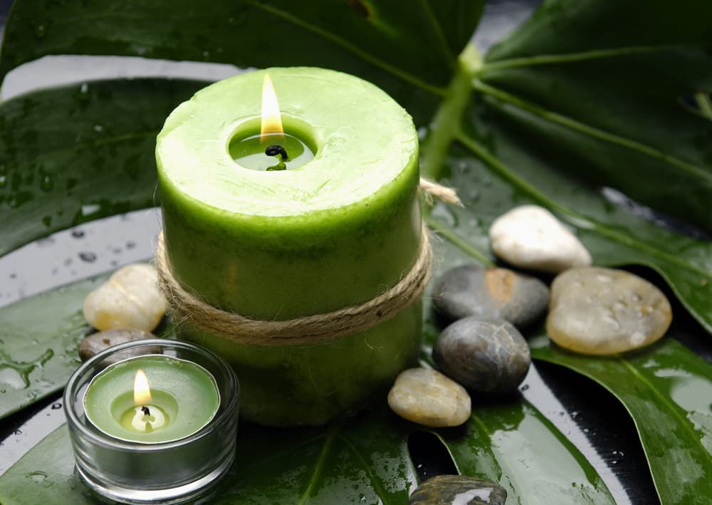 Si no es incienso, te recomendamos tener una vela verde en tu ritual, que simboliza la prosperidad. Enciéndela y déjala prendida mientras realices el ritual y antes de irte a dormir.