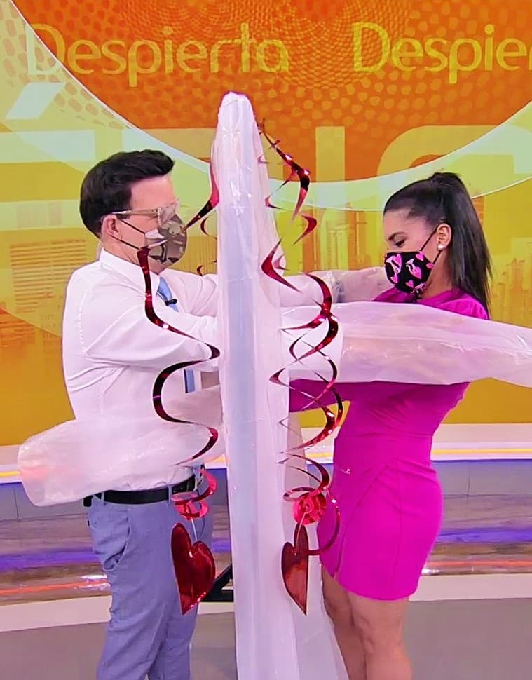 Las muestras físicas de cariño entre amigos y familiares que no viven en la misma casa se echan de menos en época de coronavirus, pero esta barrera de plástico permitió que Raúl y Francisca se abrazaran después de meses de no hacerlo.