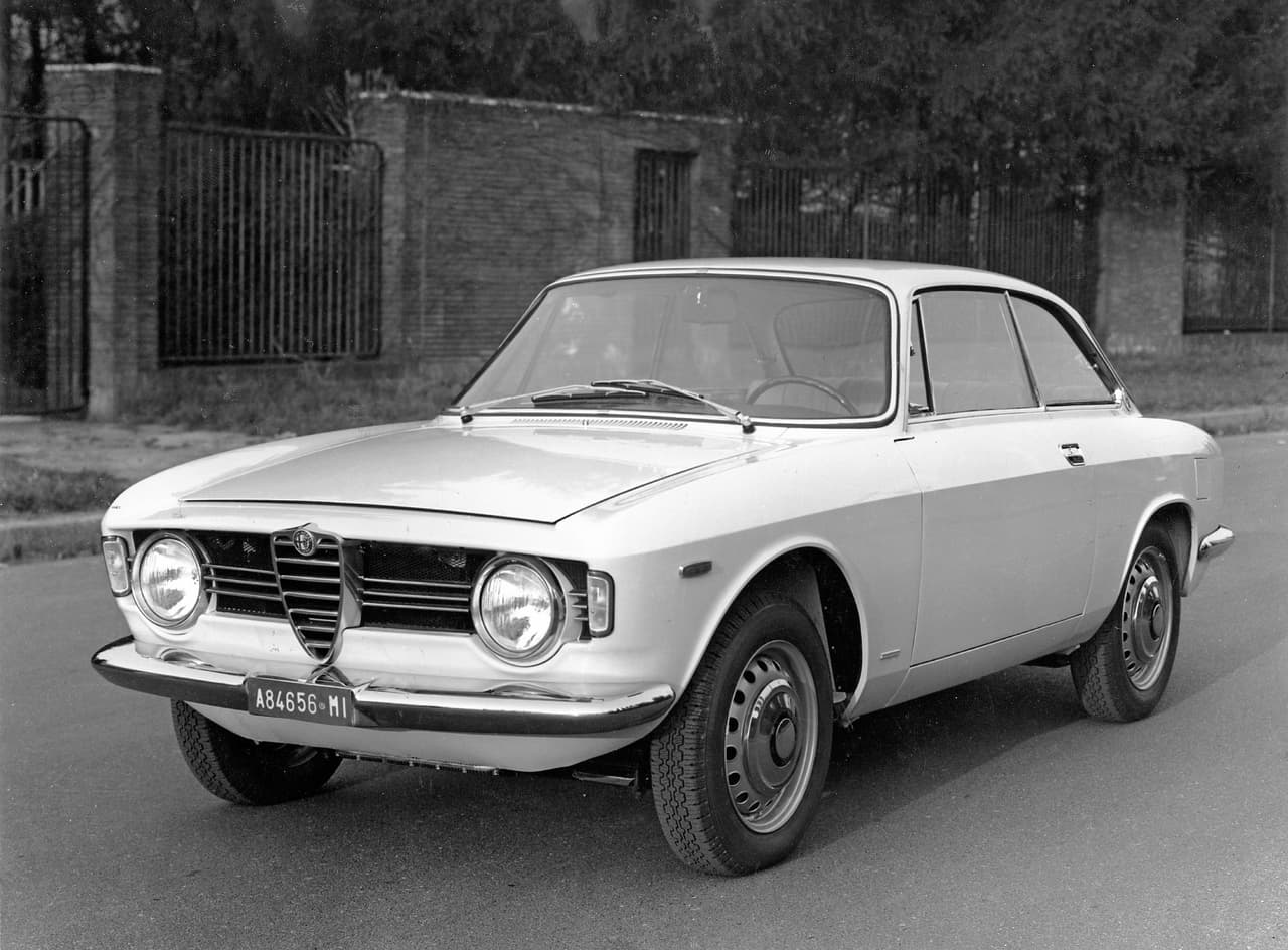 Otra novedad en el Giulia fue su estructura diseñada para deformarse progresivamente en caso de impacto, reduciendo así el riego de daños a sus ocupantes. En la foto un Alfa Romeo Giulia GT de 1963.