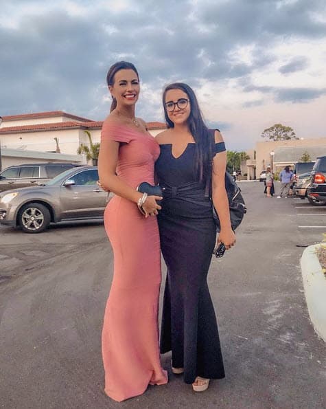 Cuando se le cuestionó si le da consejos a su hija para conseguir novio contestó divertida: “¡Qué le voy a dar consejos si llevo seis años buscando uno!”.
<br>