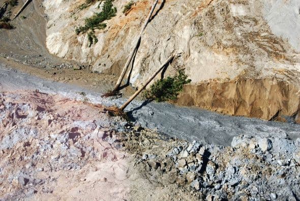 Por cuatro días, las autoridades y grupos de rescate mantienen la búsqueda de más víctimas del mortal deslave ocurrido en la localidad de Oso en el estado de Washington. Las condiciones climáticas y la inestabilidad del terreno complican las labores de salvamento y el recuento de víctimas que ha aumentado en las últimas 24 horas. Hasta el momento se reportan 14 fatalidades y 176 personas desaparecidas.