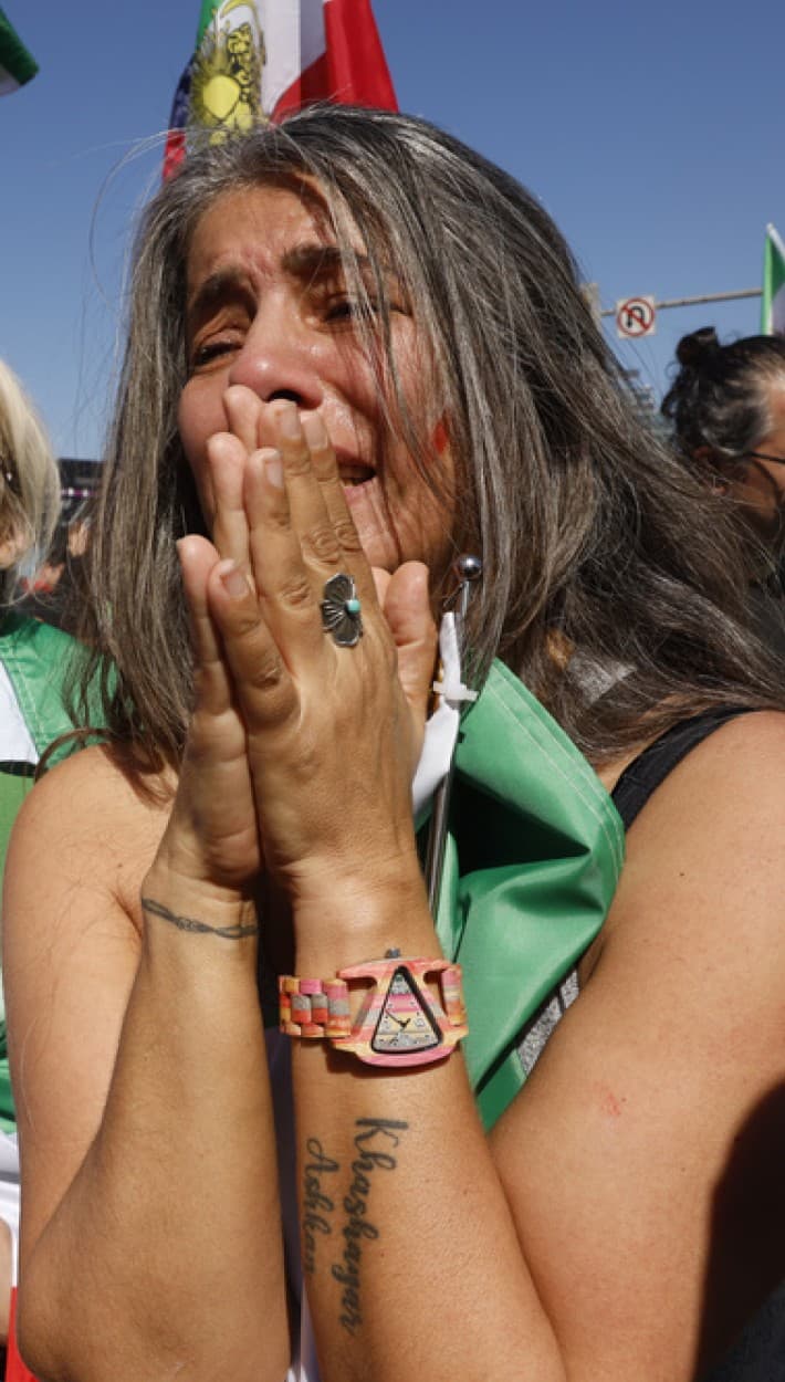 Con un corazón agradecido, iraníes residentes en Los Ángeles y sus descendientes participaron el domingo, 1 de marzo, en una manifestación de gratitud al presidente de Estados Unidos, Donald Trump, por la ofensiva militar junto a Israel que provocó un cambio que creían imposible en el gobierno de su país.