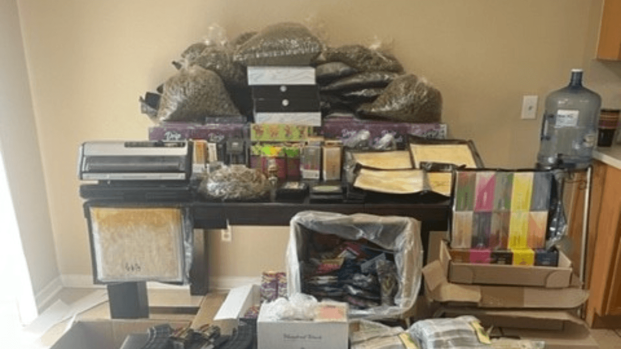 En otro incidente relacionado, las autoridades ejecutaron una segunda parte de una orden de arresto de Arizona por presunto lavado de dinero.