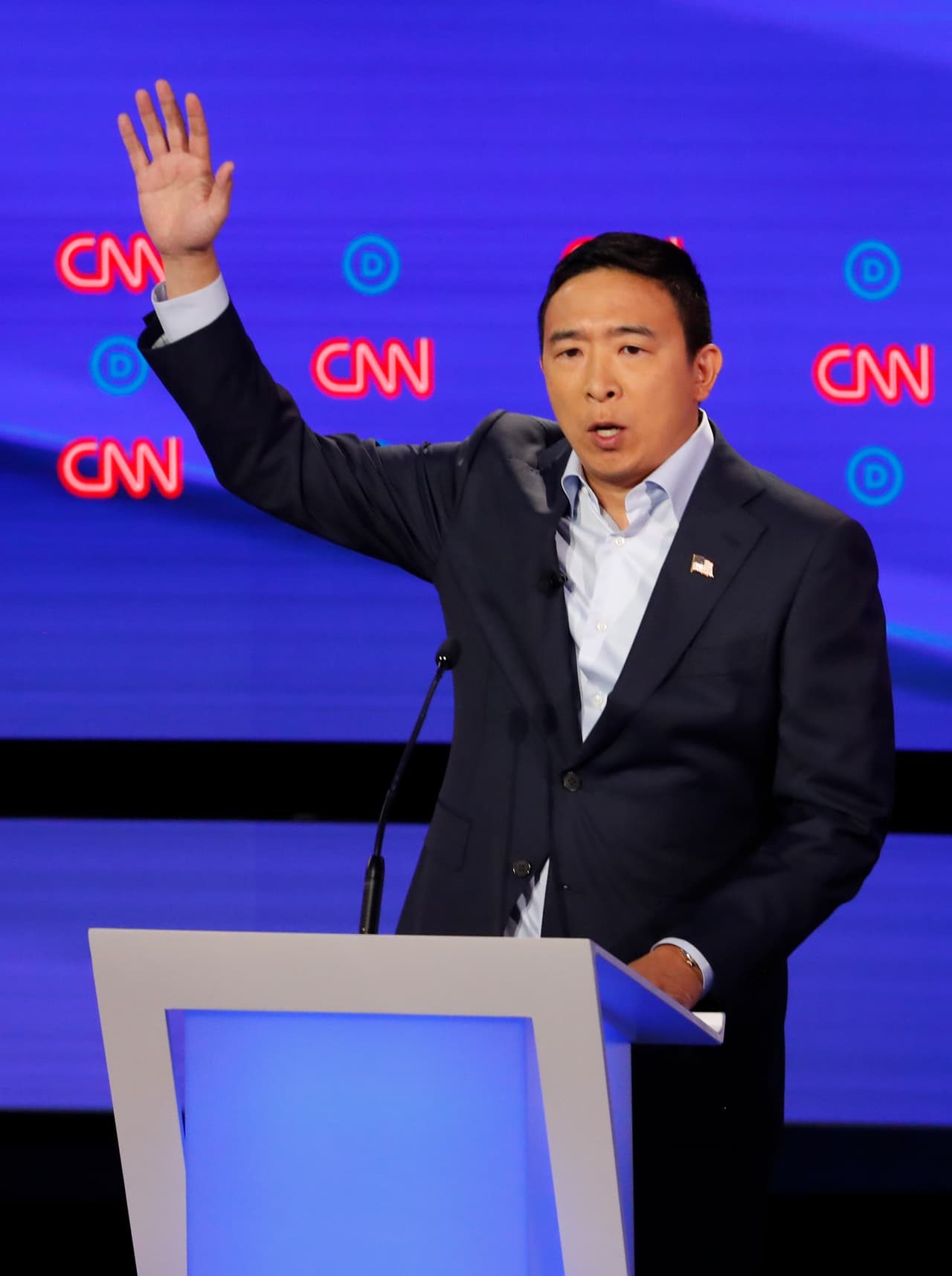 En el primer debate de junio, 
<a href="https://www.univision.com/temas/andrew-yang">Andrew Yang</a> sólo habló durante 2 minutos y 38 segundos, y se vio eclipsado por candidatos de mayor rango. Pero en el debate del miércoles su participación fue radicalmente más visible, sobre todo en cuestiones de 
<a href="https://www.univision.com/temas/politica-economica"><b>política económica</b></a>. "Si cambiamos las medidas de la economía a nuestro propio bienestar, ganaremos esta elección", dijo. 
<br>