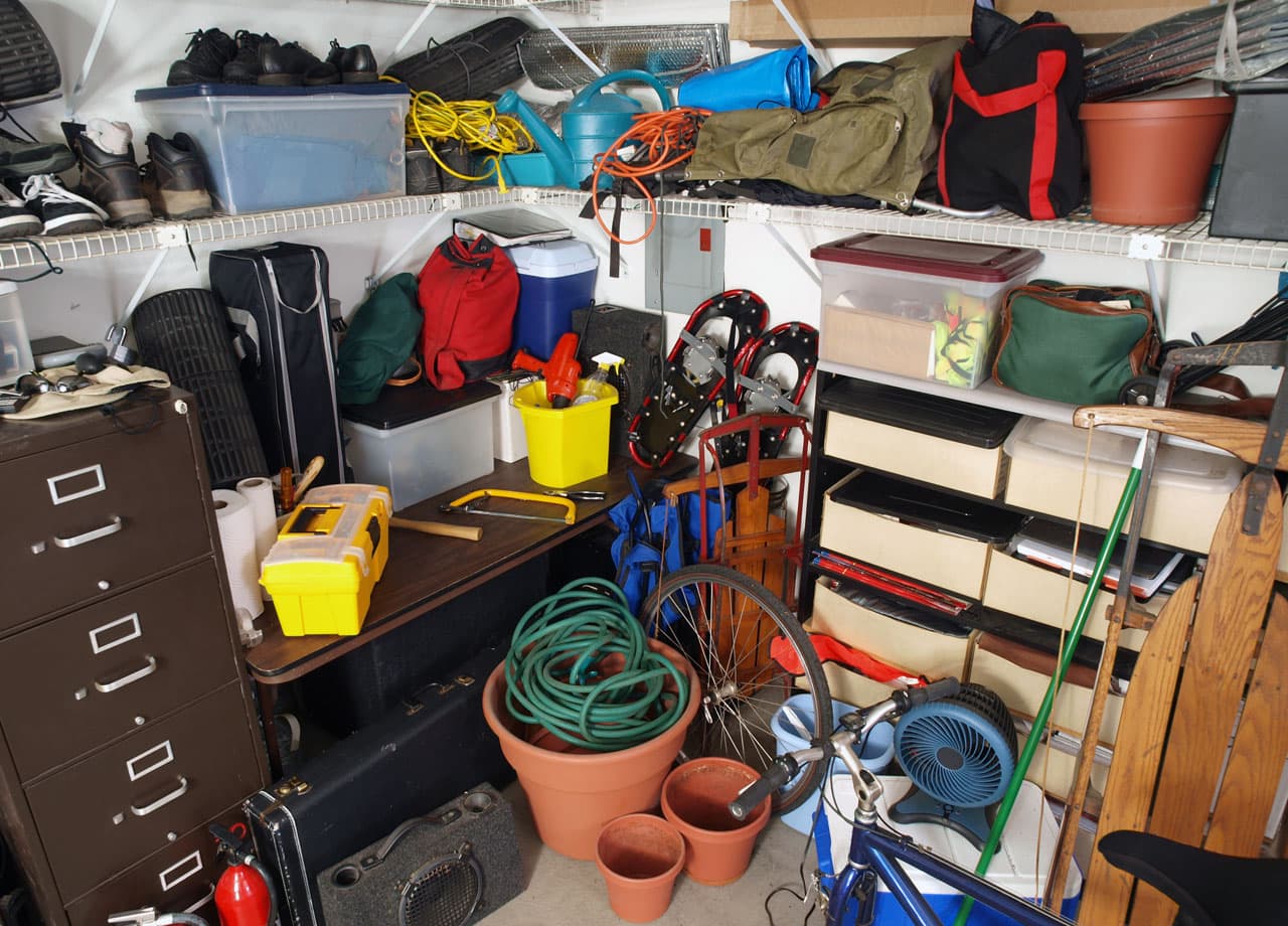 Nos encanta guardar cosas en áticos, sótanos, el garage, clóset, etc, "por si acaso" los llegamos a utilizar más adelante. Estos lugares solamente guardan mucha mala energía estancada, guardada en tantos objetos olvidados. Deshazte ya de lo que no usas, así de simple.