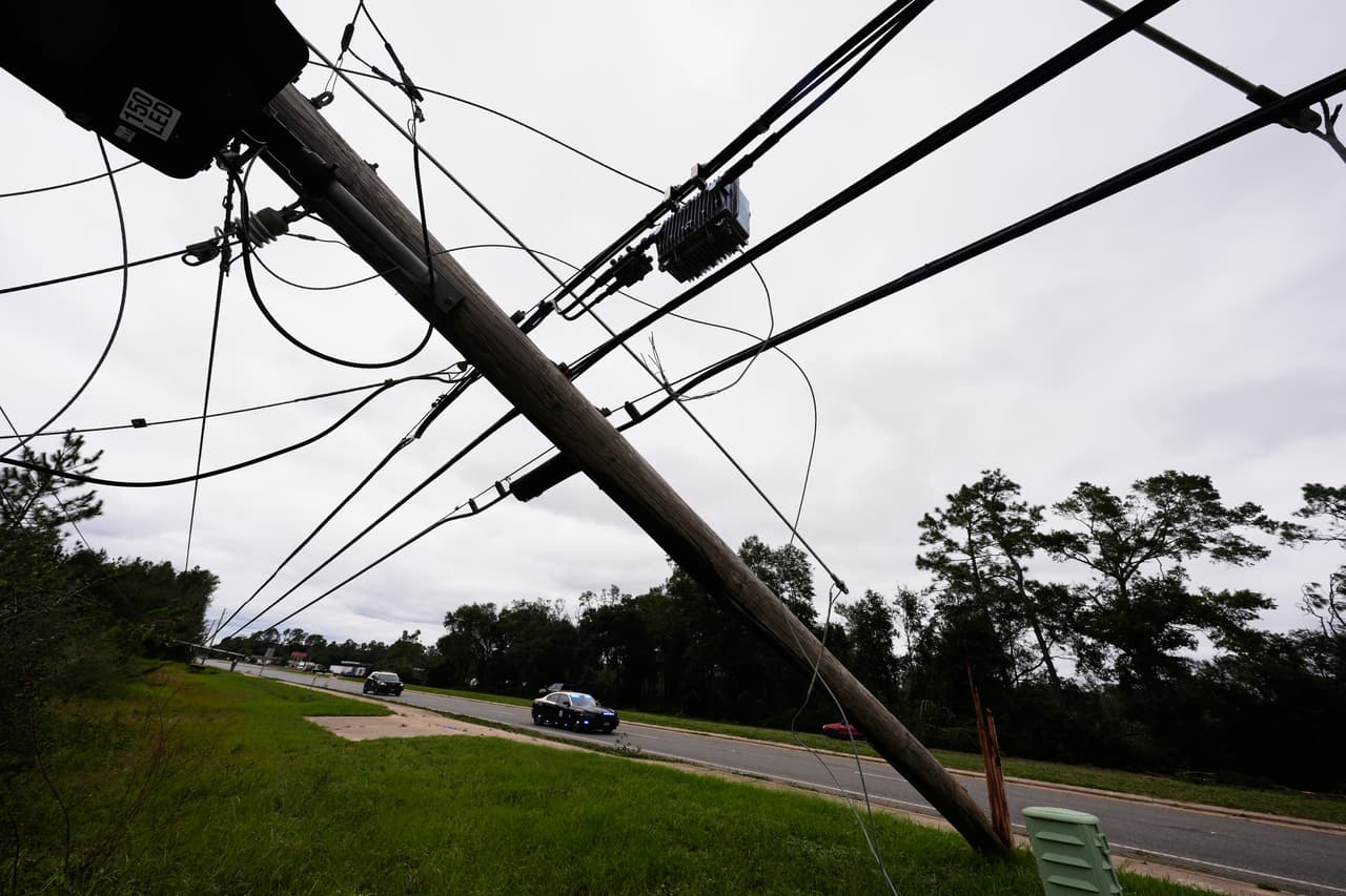 En Milton, Florida, los miembros de la Patrulla de Carreteras de Florida vigilan las calles, tras el paso del huracán Isaias.