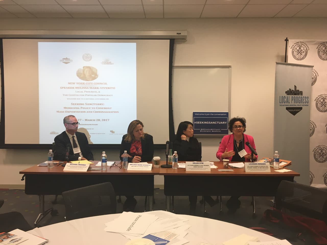 La primera conferencia de ciudades santuario procura un frente común contra Trump 