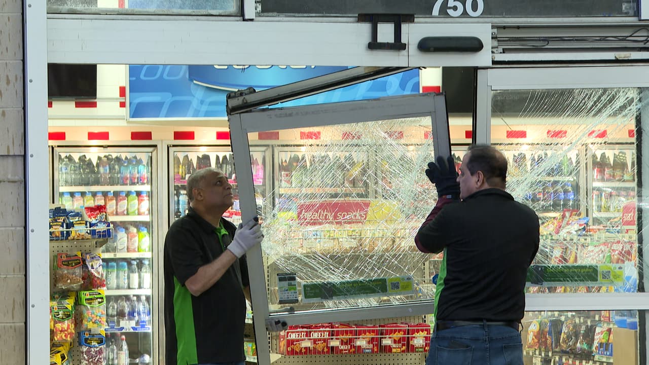 Mientras tanto, algunos trabajadores de la zona continuaban con sus actividades cotidianas, como Esteban González, 
<b>repartidor de comida, quien dijo no sorprenderse por lo ocurrido.</b>
<br>
<br>“Ya estoy muy acostumbrado, porque me la paso trabajando en entregas por el centro”, comentó.
<br>