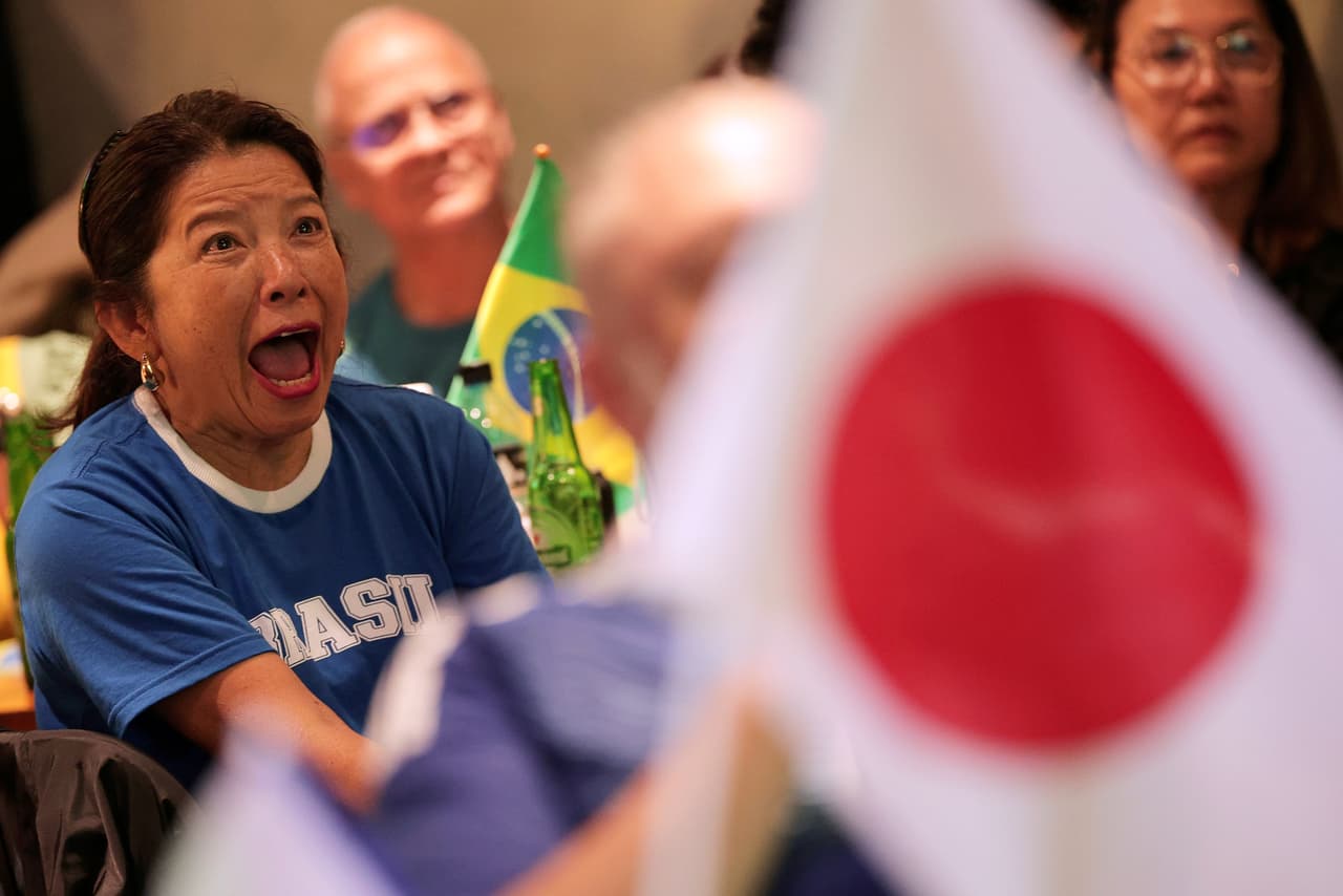 Un aficionado con una camiseta de Brasil reacciona mientras ve el partido de fútbol del Mundial entre Brasil y Japón en el distrito de Liberdade de São Paulo, Brasil, el lunes 29 de junio de 2026. (Foto AP/Ettore Chiereguini)