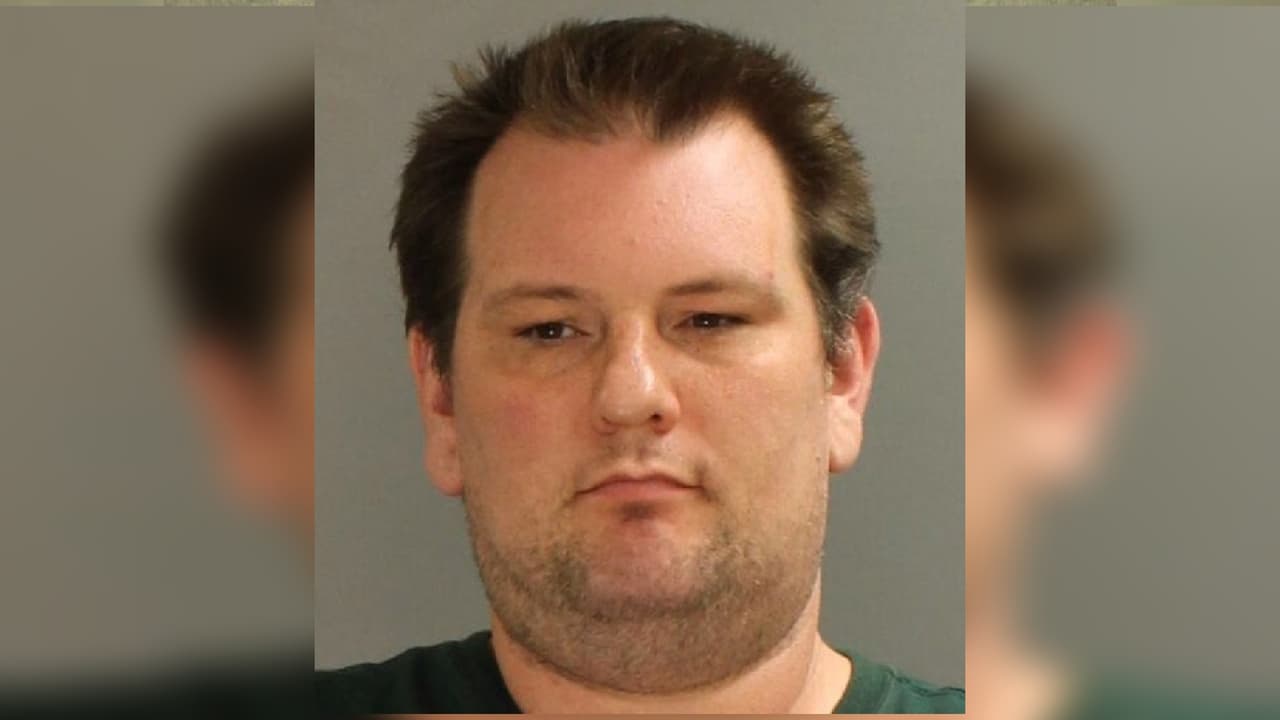 Un hombre es acusado de matar a su padre, descuartizarlo y colocar su cabeza en el congelador de su casa