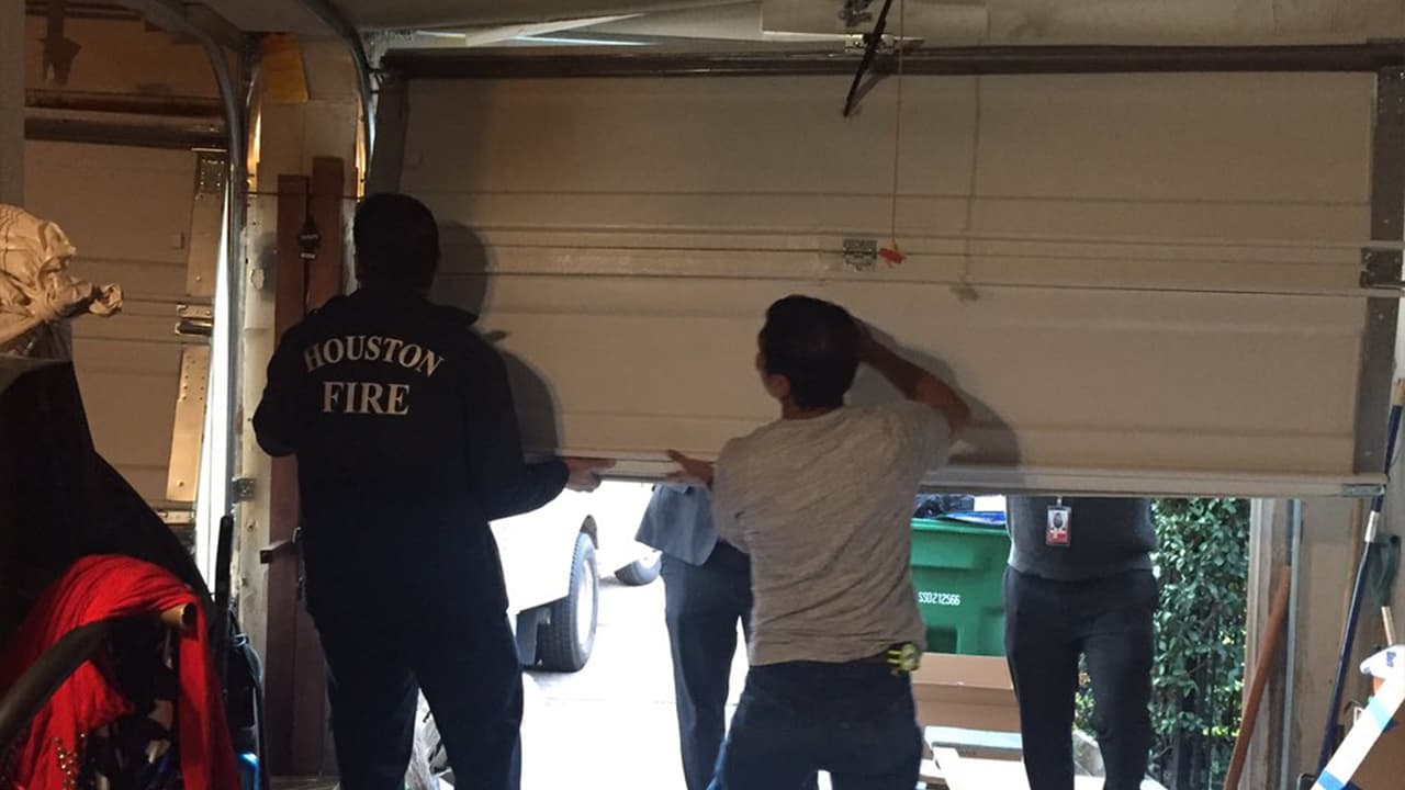 El jefe del Departamento de Bomberos, Samuel Peña, también mostró su apoyo a la comunidad.