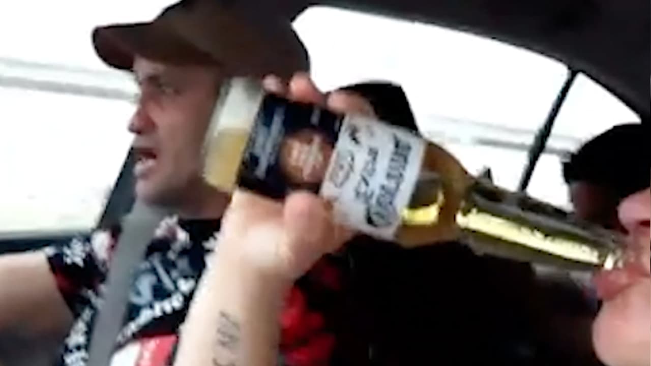 Minutos antes de que ocurriera el accidente Morejón publicó en su
<b><a href="https://www.univision.com/local/houston-kxln/yo-manejo-mejor-tomado-con-la-botella-en-la-mano-sospechoso-de-provocar-accidente-en-el-que-murieron-tres-personas">cuenta de Facebook </a></b>un video que se hizo viral.