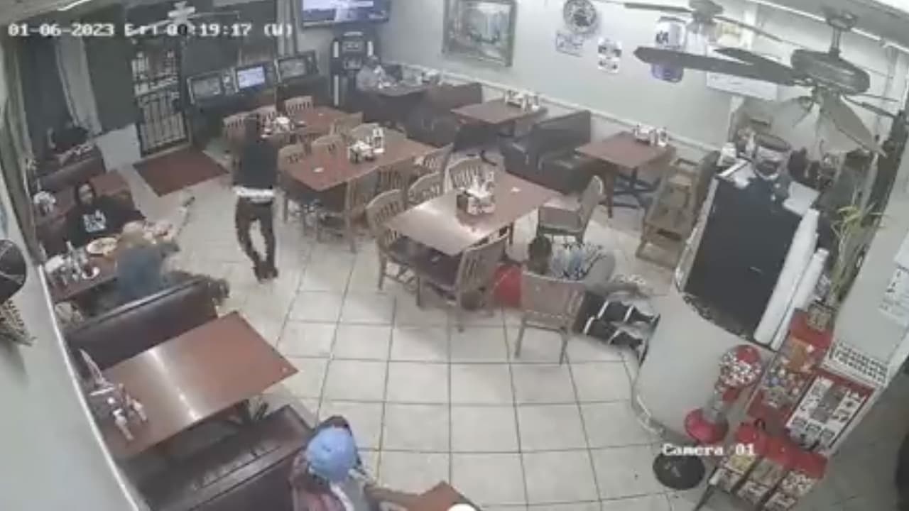 Sin embargo, uno de los comensales sacó su arma de fuego y le disparó varias veces: 
<b>"Le daría las gracias por lo que hizo por mí y por mucha gente, es un héroe"</b>, dijo López sobre el hombre que mató al sospechoso.