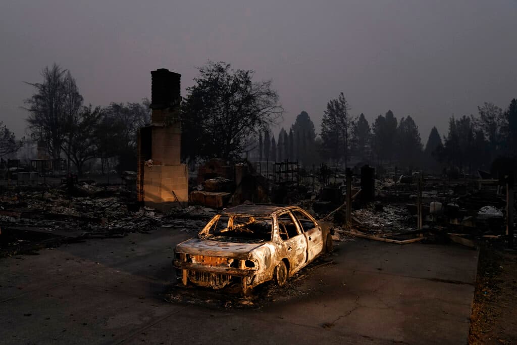 Un auto totalmente quemado por el incendio Almeda, en Phoenix, Oregon.